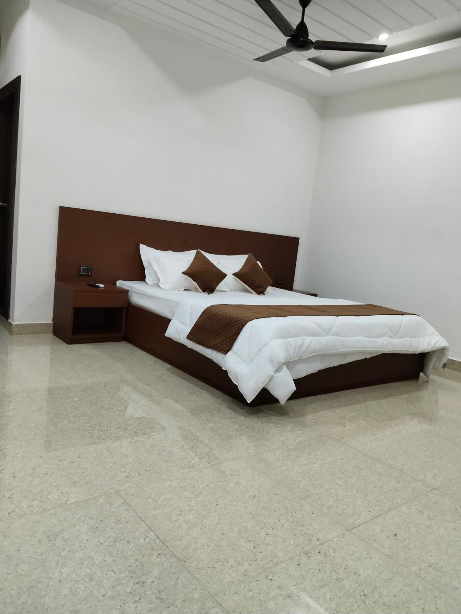 Griha Laxmi Hotel Дібругарх Екстер'єр фото